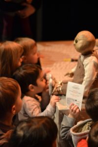 Bord plateau avec les enfants après le spectacle Po'Tirond. Présentation de la marionnette.